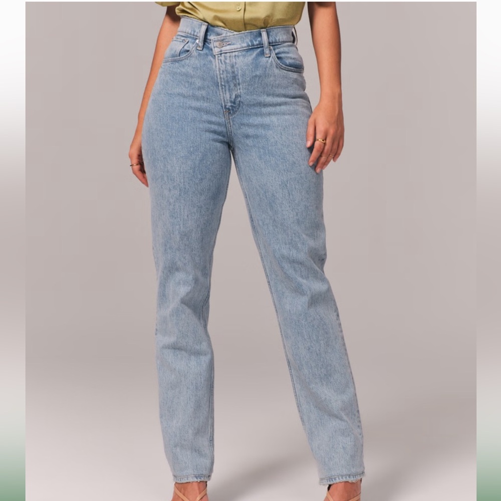 Abercrombie Curve Love Ultra High Rise 90s Straight Jean